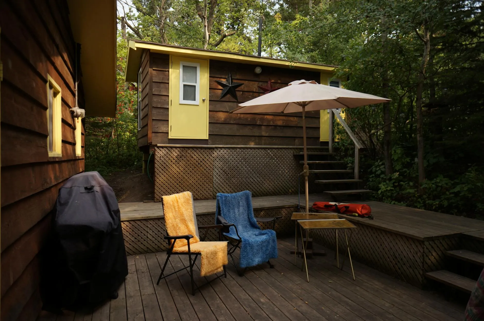 Houten mancave met terras en stoelen