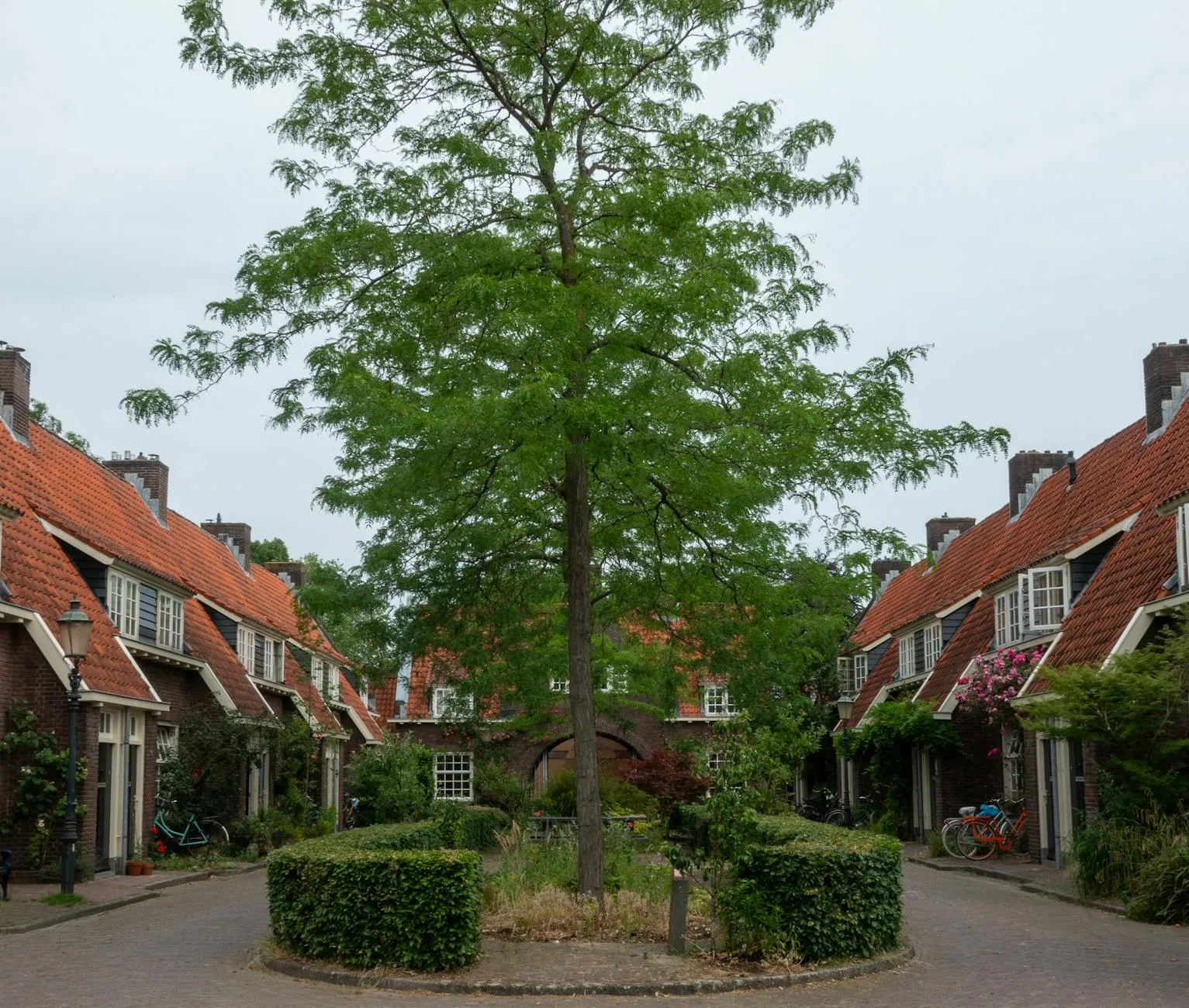 Voortuin met natuursteen terras